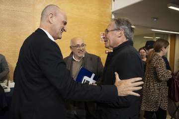 El Cabildo ratifica su compromiso de preservar la Memoria Histórica en la presentación del libro 'Héroes de chabola'/TA.
